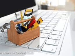 Technicien réparant un ordinateur portable en atelier à Lille - GSM Express